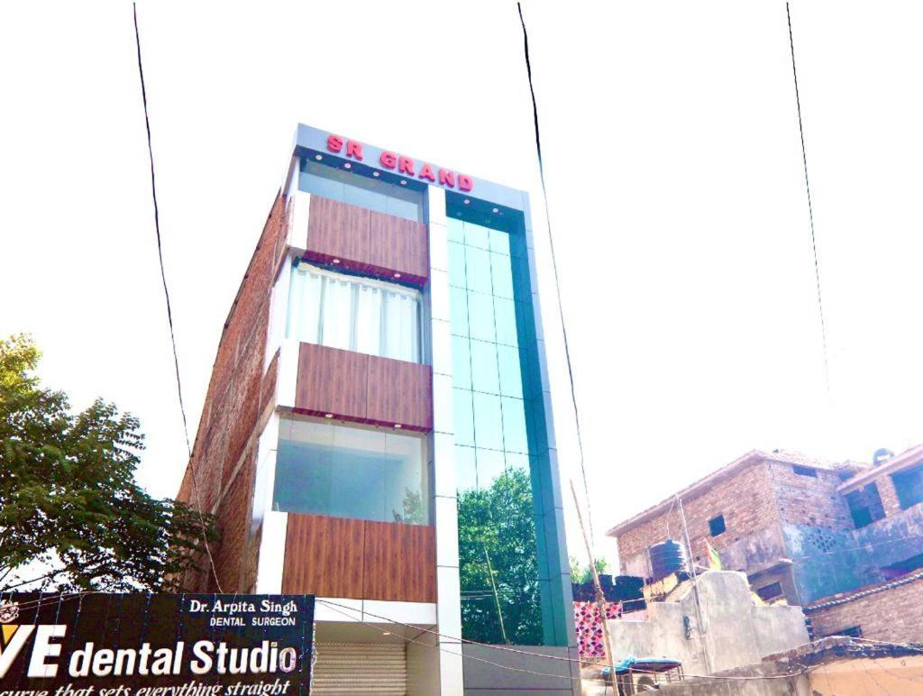 Hotel Sr Grand Gorakhpur Exteriör bild