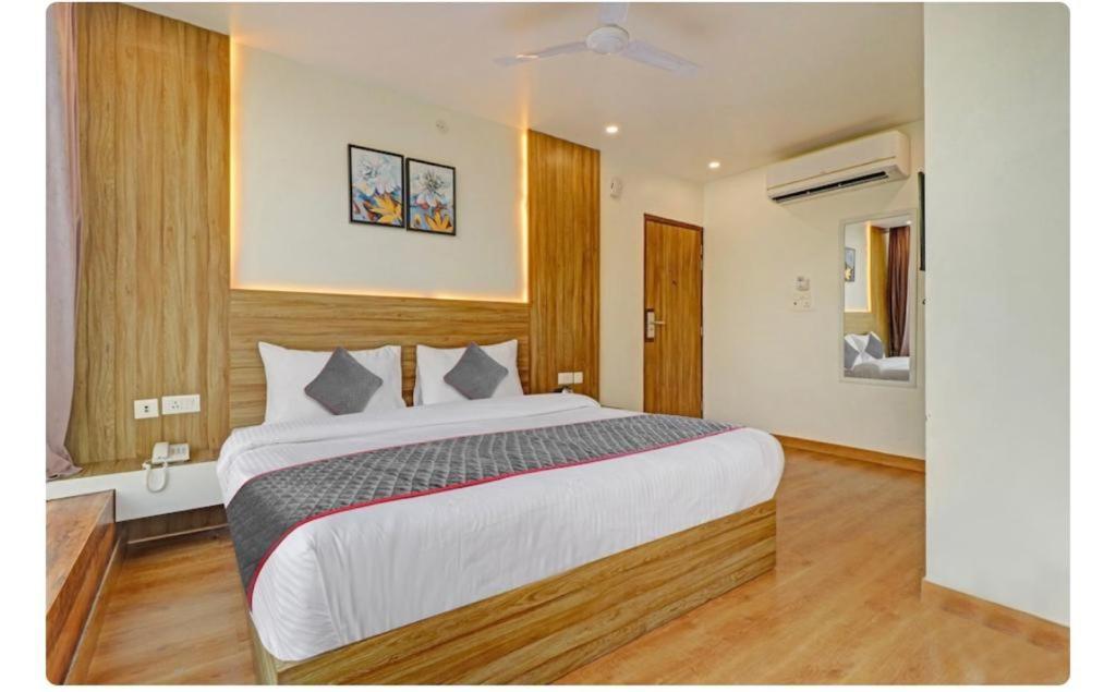 Hotel Sr Grand Gorakhpur Exteriör bild